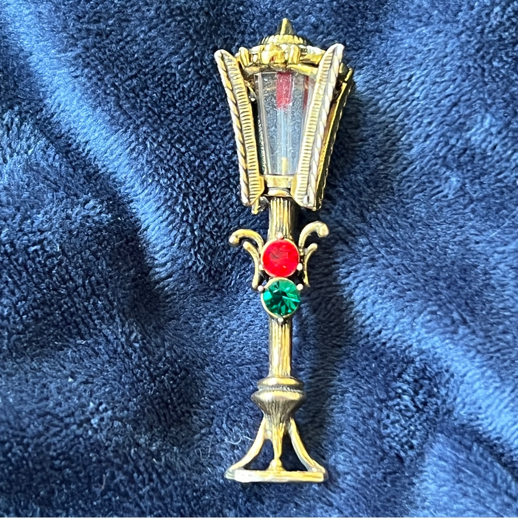 Hollycraft Vintage Christmas Brooch Lamp Post Pin Gold Red Green 35$